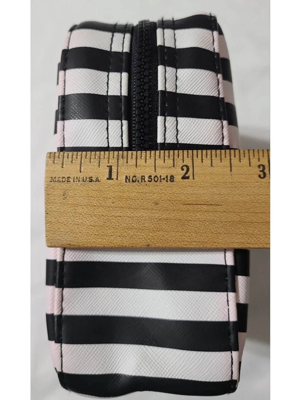 Victoria's Secrets Makeup Cosmetic Bag Sz Medium Balck White Striped Hearts EUC